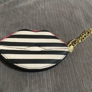 Betsy Johnson lips 👄 in white & black stripes clutch w gold link and charm